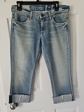 Light Wash Women's Crop Jeans - Classic Style